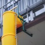 Haemmerlin Deckenbefestigung für Schuttrutsche mit gelbem Baueimer am Balkon.