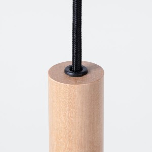 Detailaufnahme: Sollux Pastelo Pendelleuchte mit Holzelement und schwarzem Kabel.