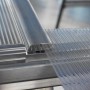 Detailaufnahme des silbernen Palram Canopia Hybrid Gewächshauses mit klaren Seitenwänden.