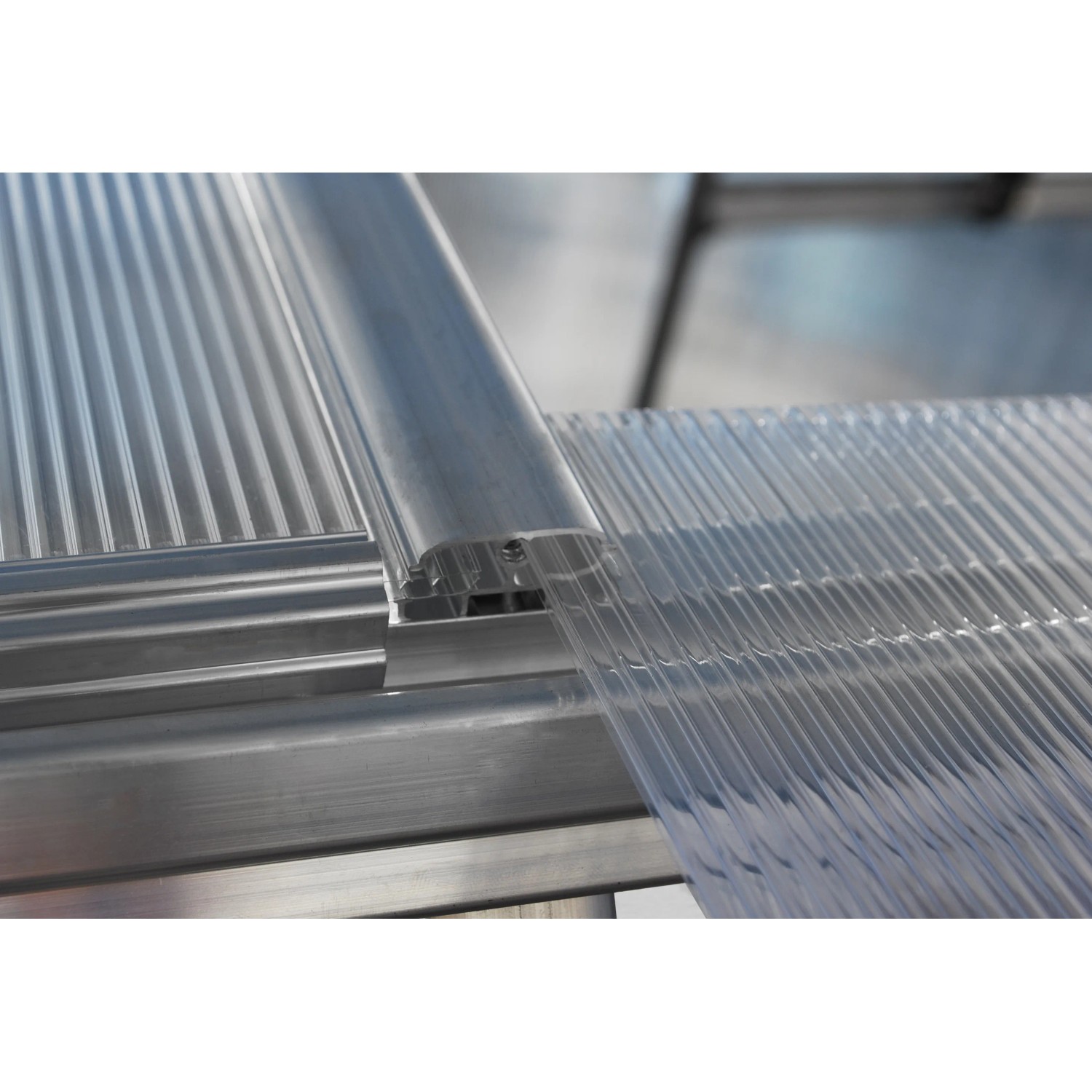 Detailaufnahme des silbernen Palram Canopia Hybrid Gewächshauses mit klaren Seitenwänden.