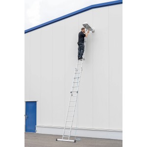 PROREGAL Seilzugleiter mit Traverse, 2x18 Sprossen, im Einsatz an einer Fassade.