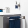 Tiger Handtuchhalter Onu, 2-armig, Edelstahl gebürstet mit blauem Handtuch im Badezimmer.