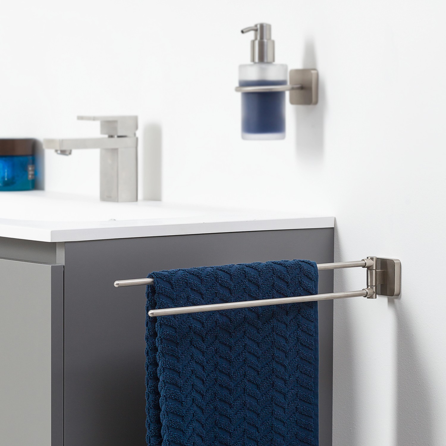 Tiger Handtuchhalter Onu, 2-armig, Edelstahl gebürstet mit blauem Handtuch im Badezimmer.