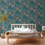 Vliestapete mit Blumenmuster in Blau und Grün hinter einem Bett. Dekorative Tapete mit floralem Design.