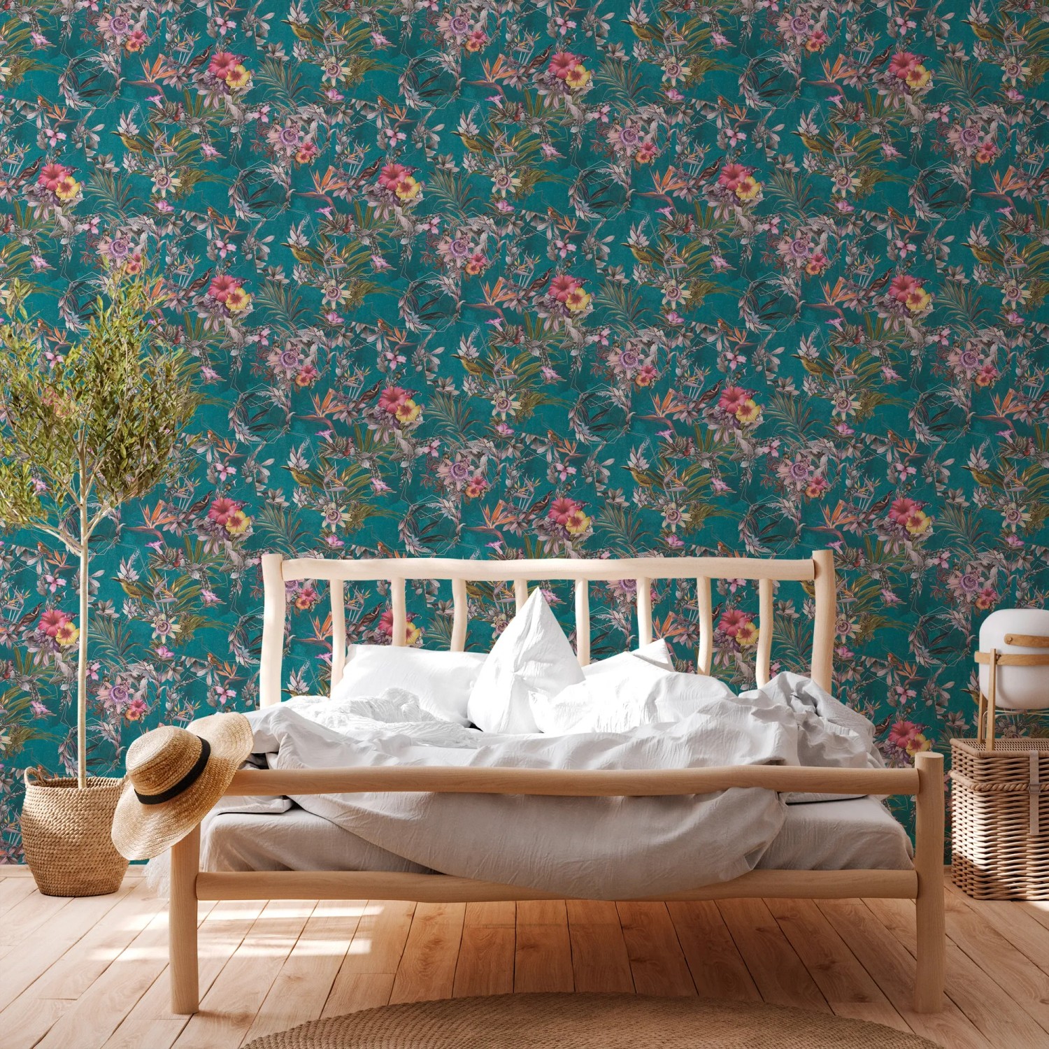 Vliestapete mit Blumenmuster in Blau und Grün hinter einem Bett. Dekorative Tapete mit floralem Design.