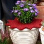 3 rote Mulchscheiben in Sternform (Ø 45cm) um einen bepflanzten Topf. Winterschutz & Unkrautunterdrückung.
