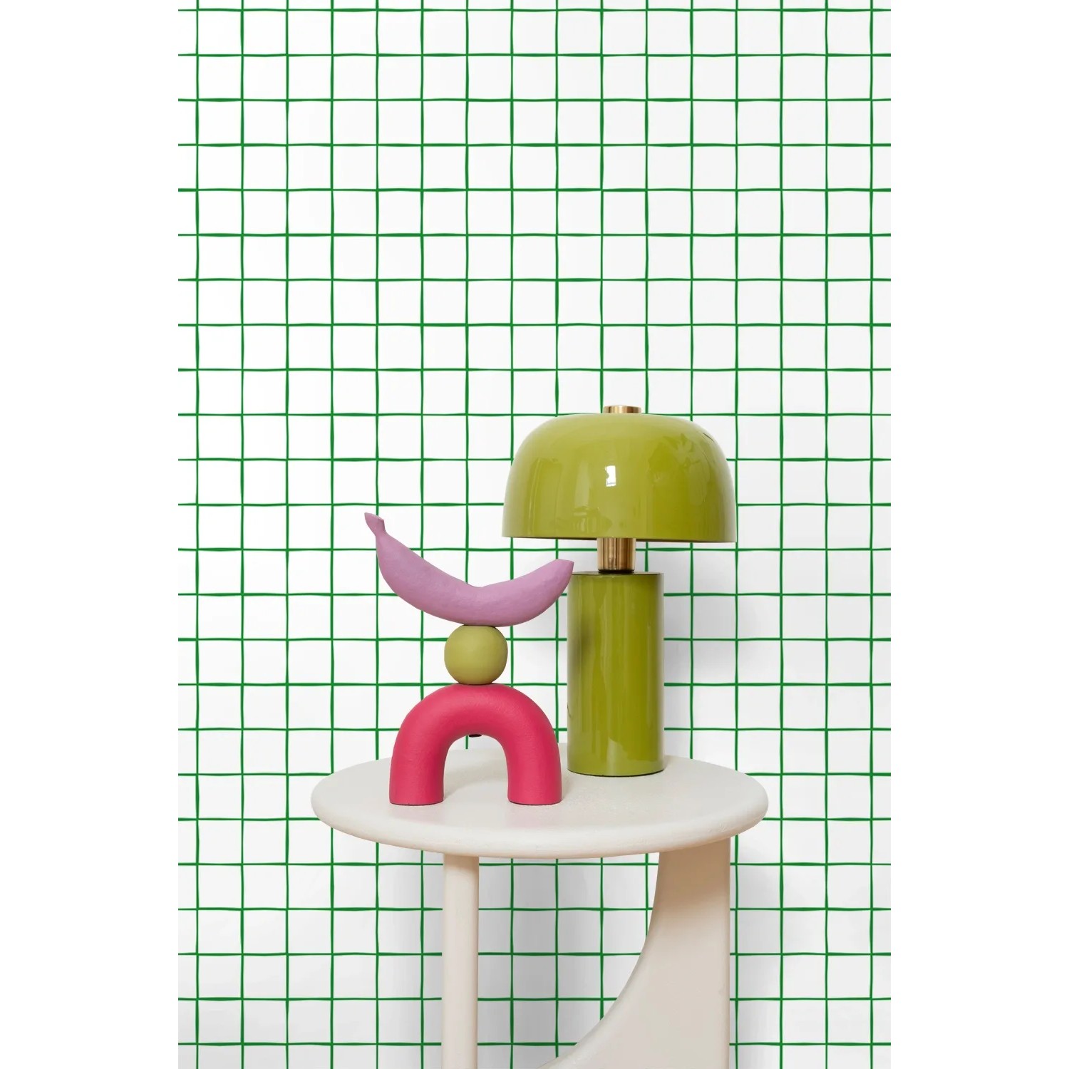 ESTAhome Tapete mit grün-weißem Karomuster auf einer Wand, Tisch mit Lampe.