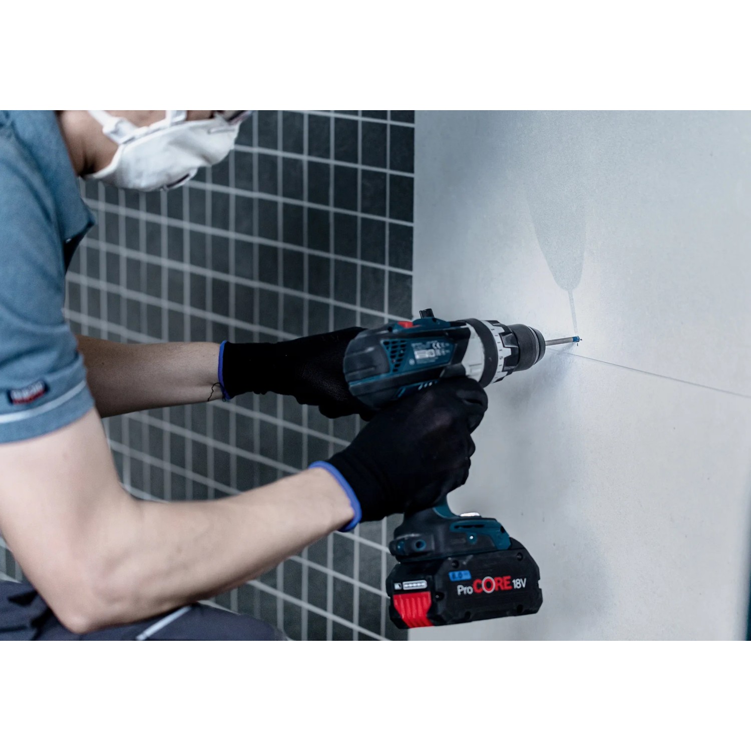 Handwerker bohrt mit Bosch Expert Hard Keramikbohrer Loch in Fliese.