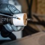 Bosch Lochsäge HSS-Bimetall 44mm im Einsatz mit Bohrmaschine, Detailaufnahme.