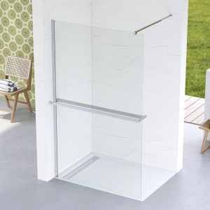Walk-In Duschkabine aus Glas mit Chromprofilen, integrierter Ablage und Handtuchhalter im modernen Bad.