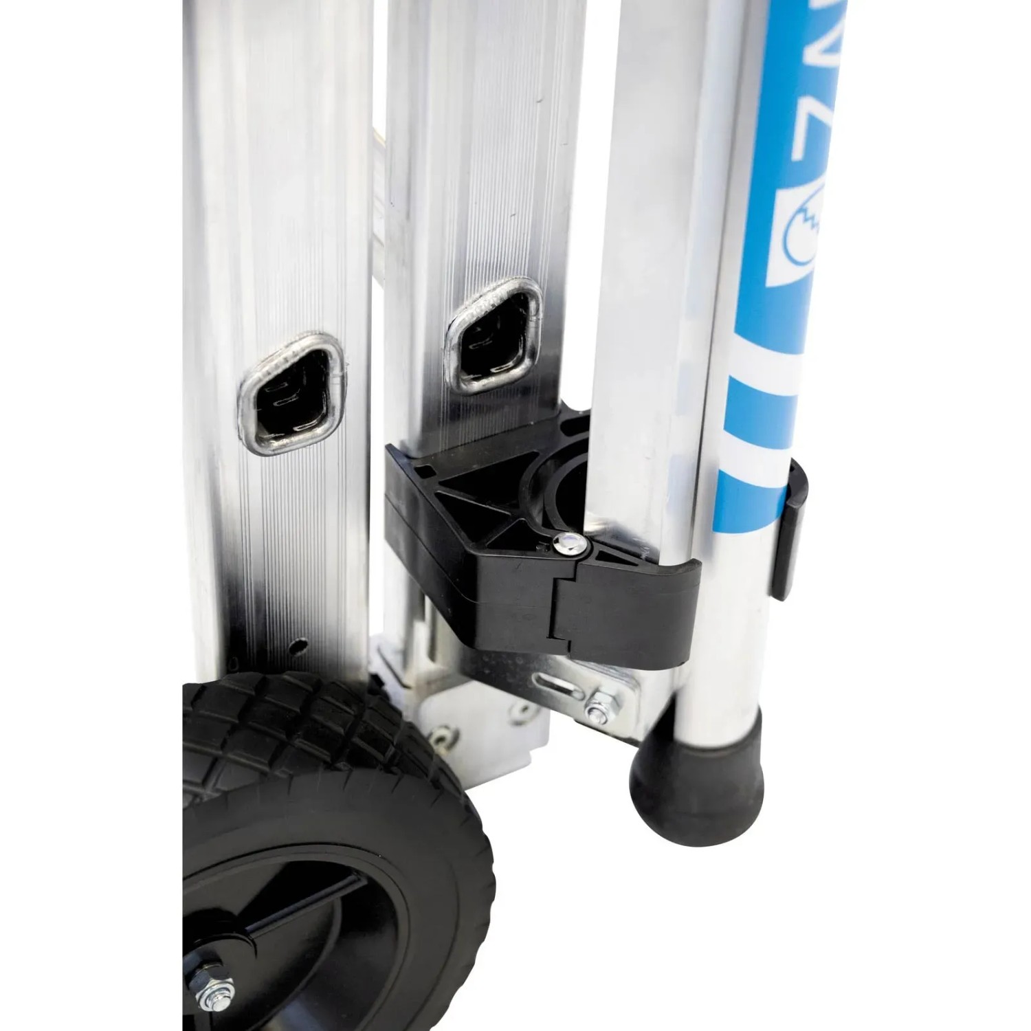 Detailaufnahme der Zarges Teleskop Plattformleiter ZAP Masterflex Plus mit Rollen und schwarzer Halterung.