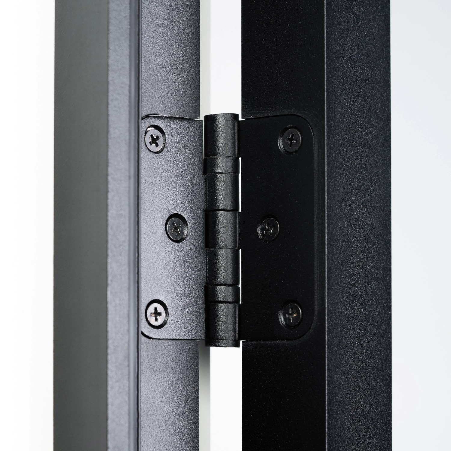 Detailaufnahme: Schwarze Lappenbänder der Loft+Mehr Drehtür mit Blockzarge.