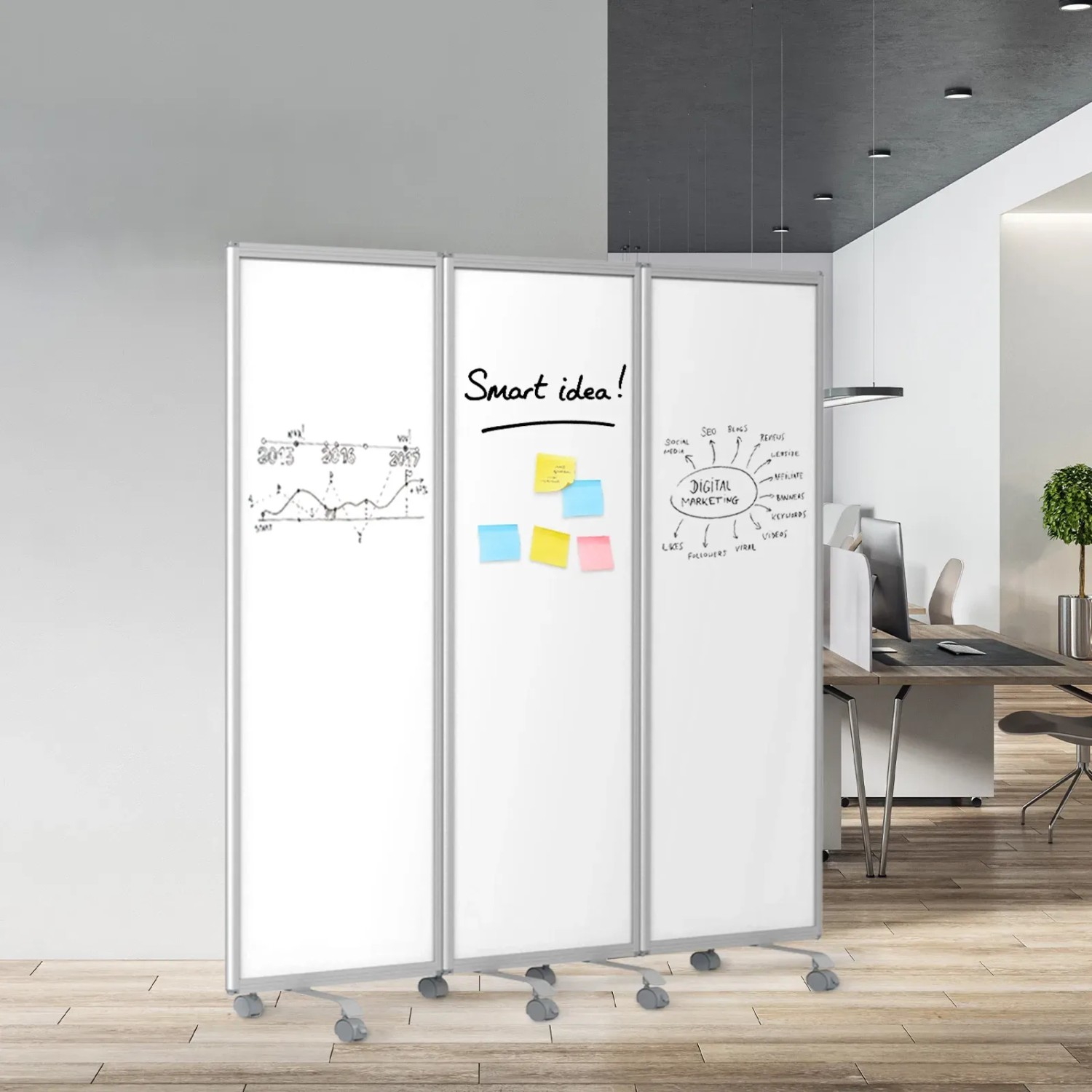 Mobile KARAT Trennwand mit beschreibbarer, magnetischer Oberfläche und Rollen im Büro.