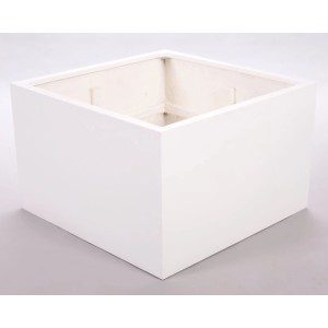 Niedriger, quadratischer Pflanzkübel aus perlmuttweißem Fiberglas mit matter Oberfläche.