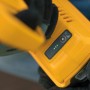 Detailaufnahme: Gelbe Stiga Akku-Astschere SC 100er mit Akku-Anzeige.