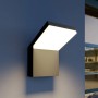 Moderne schwarze Arcchio LED Außenwandleuchte Yolena aus Aluminium, leuchtet schräg nach unten.