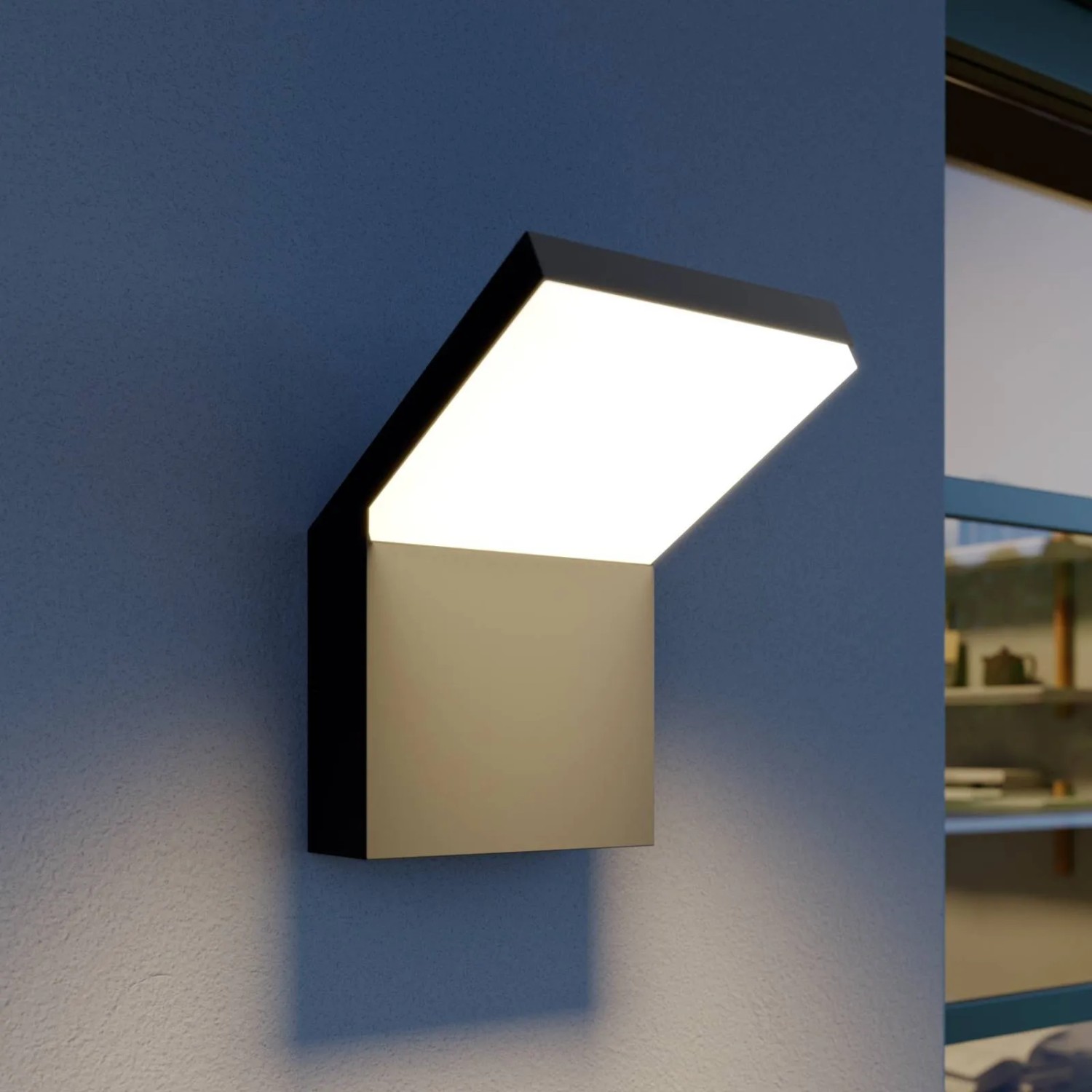 Moderne schwarze Arcchio LED Außenwandleuchte Yolena aus Aluminium, leuchtet schräg nach unten.