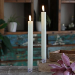 Zwei creme LED Stabkerzen (H 24cm) in Rustik Optik mit warmweißem Licht und Timer Funktion.