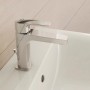 Ideal Standard Cerafine D Waschtischarmatur, Chrom, auf weißem Waschbecken.