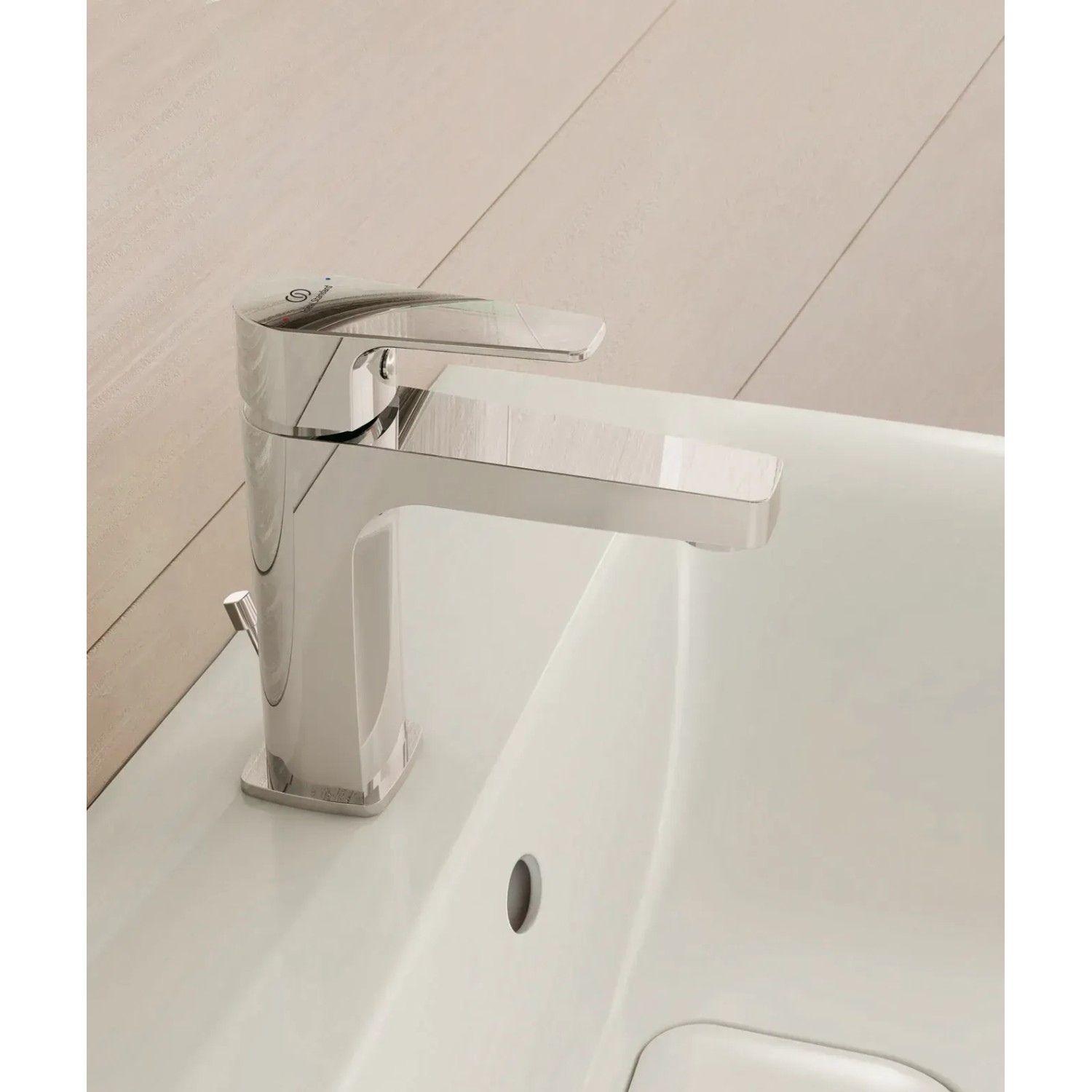 Ideal Standard Cerafine D Waschtischarmatur, Chrom, auf weißem Waschbecken.