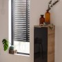 Fackelmann Hängeschrank B.Brillant, 30 cm, Asteiche mit anthrazitfarbener Glasfront im Badezimmer.