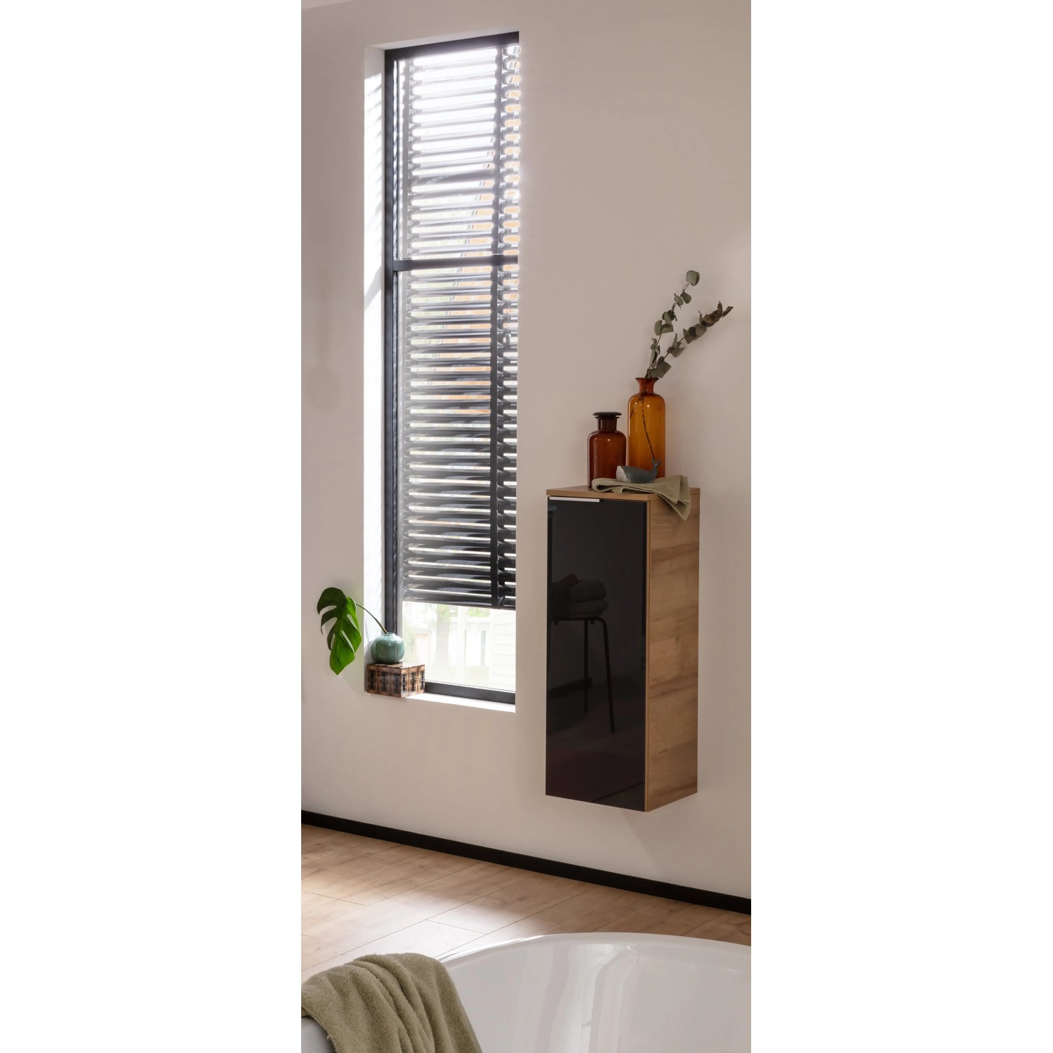Fackelmann Hängeschrank B.Brillant, 30 cm, Asteiche mit anthrazitfarbener Glasfront im Badezimmer.