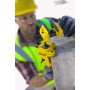 Gelber Stanley Multiachsen-Schraubstock im Einsatz, vielseitiges Spannwerkzeug.