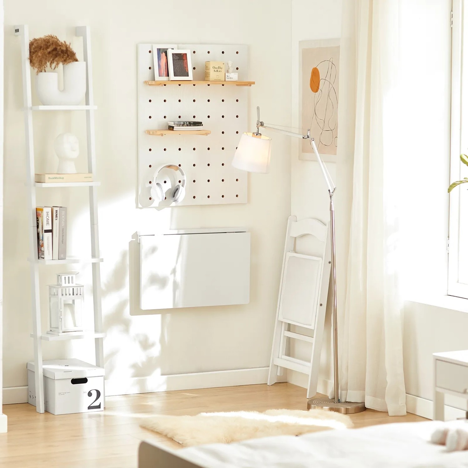 SoBuy Wandklapptisch FWT03-W, weiß, eingeklappt an der Wand. Ideal als Küchentisch oder Kindermöbel.