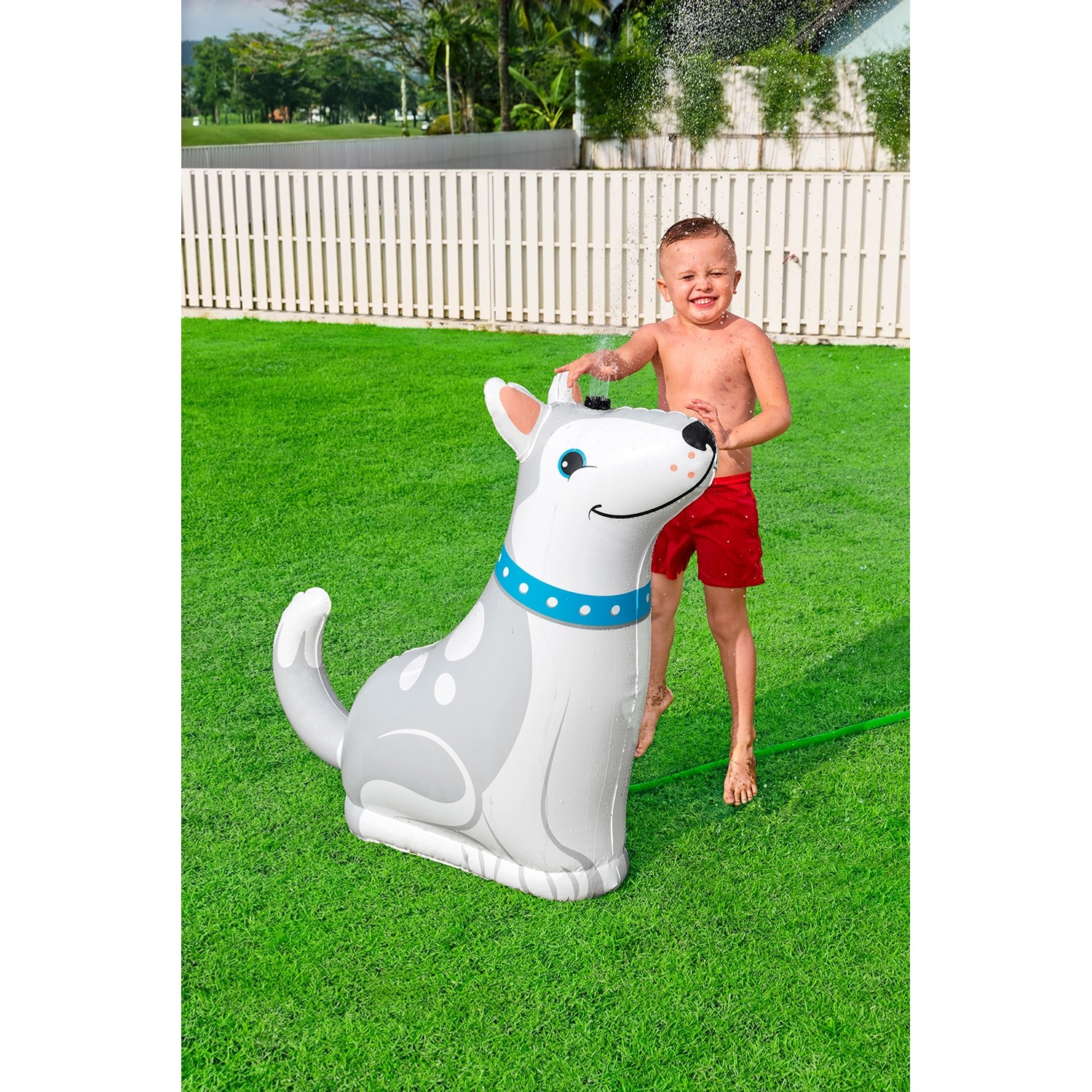 Bestway Wassersprinkler Happy Husky mit Kind im Garten, 112x44x100cm.