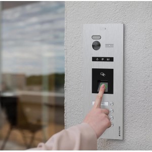 Balter EVO-HD Video-Türsprechanlage mit Fingerabdrucksensor in Silber-Weiß im Einsatz.