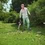 Mann benutzt Stiga Elektro-Laubbläser BL 130c V im Garten.