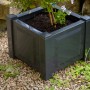 Quadratischer, anthrazitfarbener KHW Pflanzkasten mit Bepflanzung im Garten.