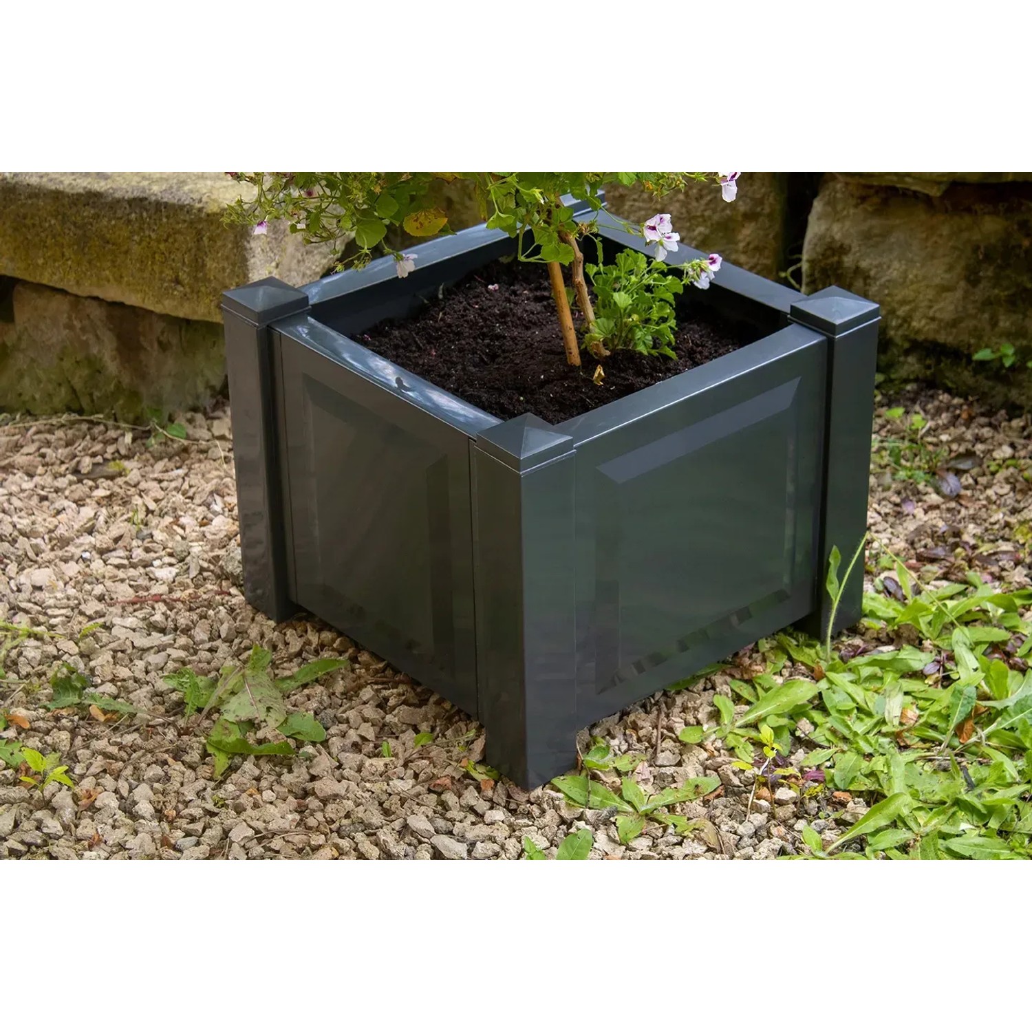 Quadratischer, anthrazitfarbener KHW Pflanzkasten mit Bepflanzung im Garten.