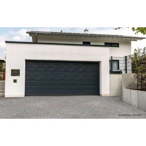 Verlegte anthrazitfarbene EHL Drän Pflastersteine 20x20x8 cm vor einer Garage.