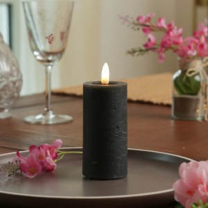 Graue LED Kerze LINA in Rustik Optik mit 3D Flamme und Timer, Höhe 12,5cm. Dekorative Stumpenkerze für Innen.