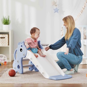 Blau-weiße AIYAPLAY Kinderrutsche mit Basketballkorb, genutzt von Kind unter Aufsicht einer Frau.