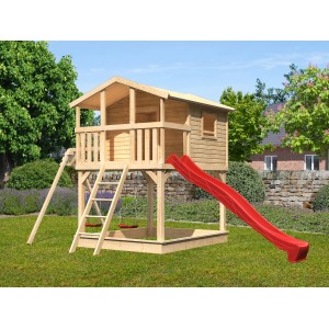 Karibu Stelzenhaus Benjamin mit Doppelschaukel und roter Rutsche im Garten.