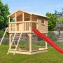 Karibu Stelzenhaus Benjamin mit Doppelschaukel und roter Rutsche im Garten.