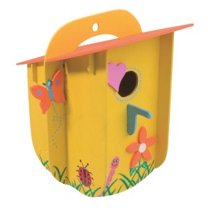 Gelbes Vogelhaus zum Basteln mit Laubsägevorlage, verziert mit Schmetterling, Marienkäfer und Blume.