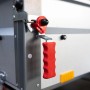 Detailansicht Stema Anhänger Basic 750: Roter Hebelverschluss an grauer Bordwand.
