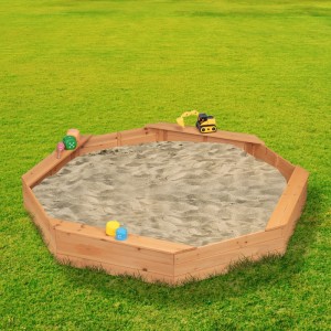 Achteckiger Relaxdays Sandkasten aus Tannenholz mit Sitzbänken und Sand auf einer grünen Wiese.
