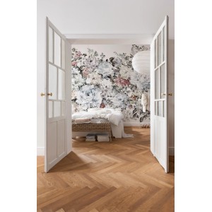 Komar Vlies Fototapete Posy 400x280cm im Schlafzimmer mit Blumenmuster hinter dem Bett.