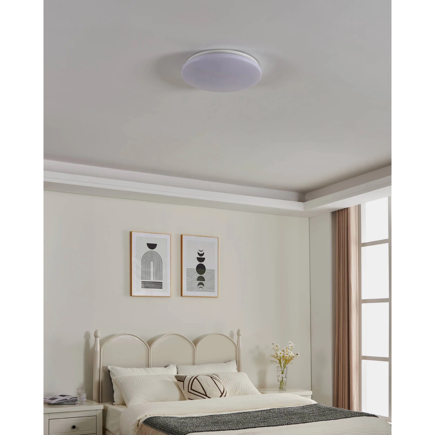 Weiße, runde Eglo LED-Deckenleuchte Expert Approdo (Ø 43 cm) im Schlafzimmer.