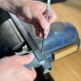 Bauheld Streichmaß Metall 200 mm im Einsatz: Anreißen eines Werkstücks in einer Werkstatt.