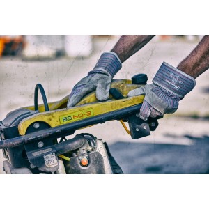 Gebol Arbeitshandschuhe Eco, Größe 10.5, im Einsatz mit Rüttelplatte. Robuste Lederhandschuhe für Grobanwendungen.