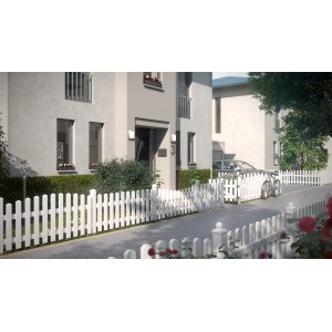 Weißes Gartenzaun-Element Longlife Cara, rund, 180x70/80 cm, vor einem Haus.