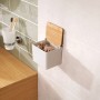 Tesa Baboo Aufbewahrungsbox Small in Weiß mit Bambusdeckel an Badezimmerwand.