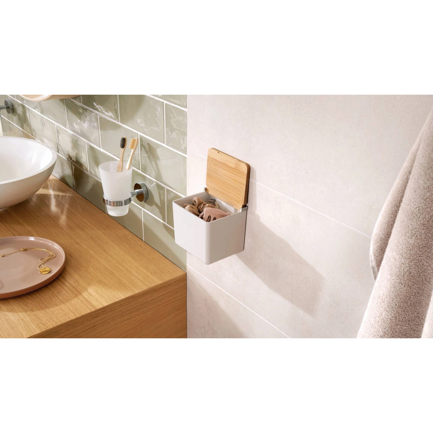 Tesa Baboo Aufbewahrungsbox Small in Weiß mit Bambusdeckel an Badezimmerwand.