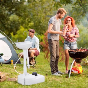 Outsunny Camping Waschbecken mit Tank, mobil, grau, im Einsatz beim Camping.