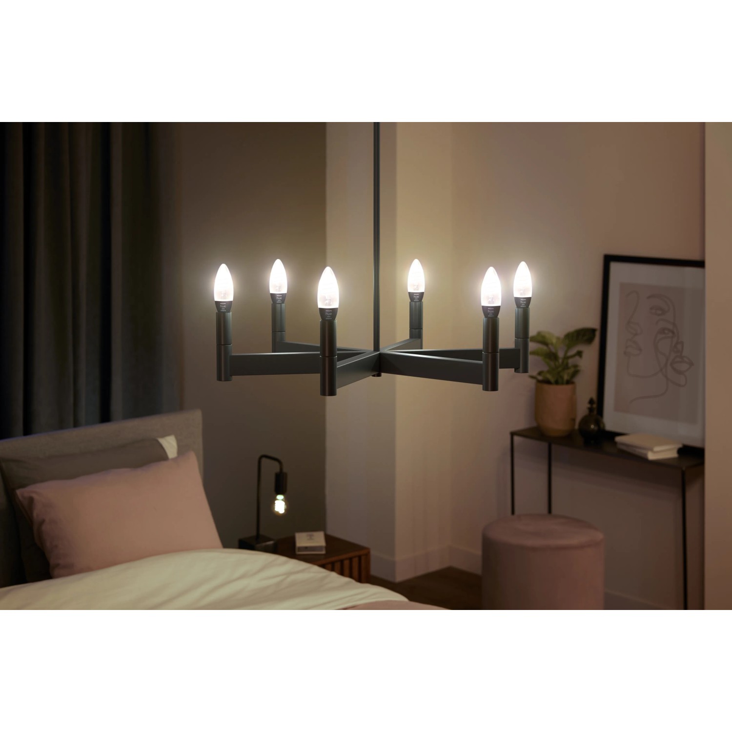 Philips Hue Filament Kerze E14 Doppelpack an einer Lampe im Retro-Look.